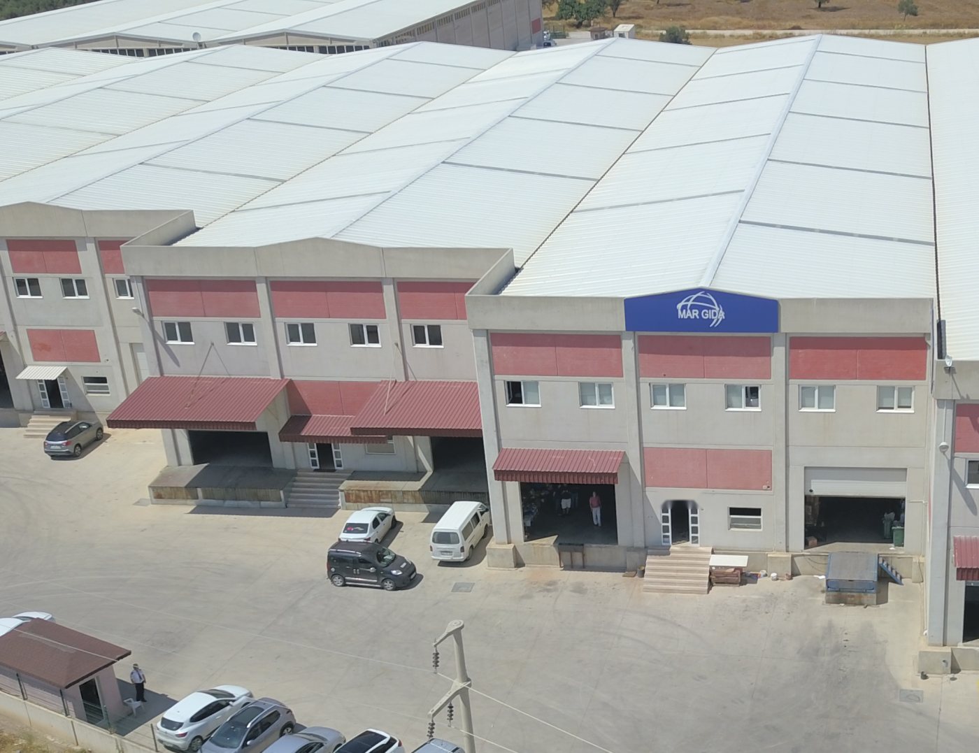 Mar Gıda'nın Menderes'teki deposu, otoparkıyla birlikte havadan